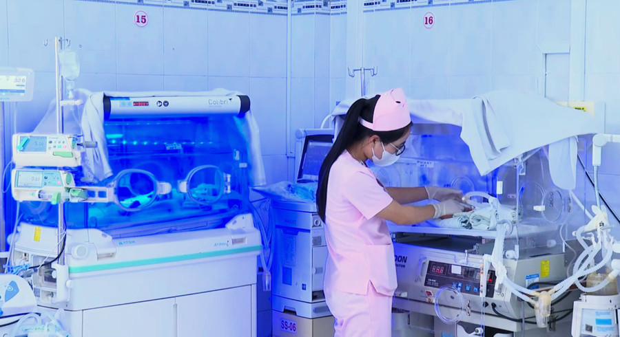 Khoa Sơ sinh - Bệnh viện Nhi tỉnh Gia Lai được trang bị nhiều thiết bị hiện đại, phục vụ cho công tác chăm sóc và điều trị cho trẻ sinh non (Ảnh: Mạnh Hà)