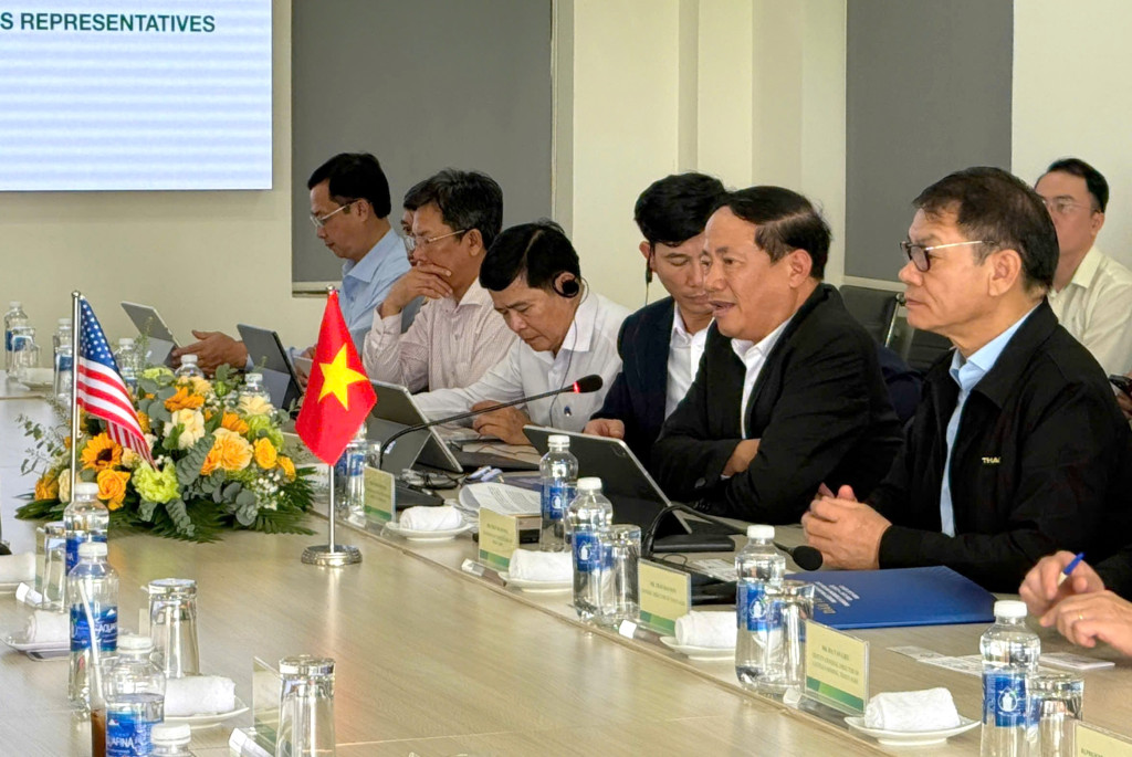 Ông Phạm Anh Tuấn - Chủ tịch UBND tỉnh Gia Lai (thứ 2 từ phải qua) phát biểu tại buổi làm việc