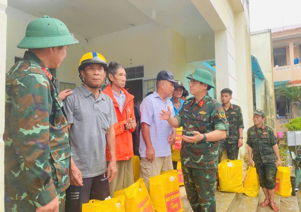 Đại tá Phan Đại Nghĩa kịp thời động viên, tặng quà bà con vùng lũ tại xã Tuy An Tây