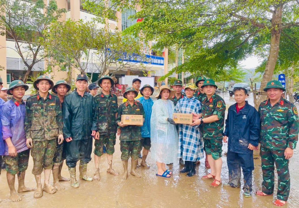 Đại tá Phan Đại Nghĩa (thứ 3 từ phải qua) tặng quà cho cán bộ, chiến sĩ Sư đoàn 2 và thầy cô giáo Trường Trung học cơ sở và trung học phổ thông Nguyễn Viết Xuân