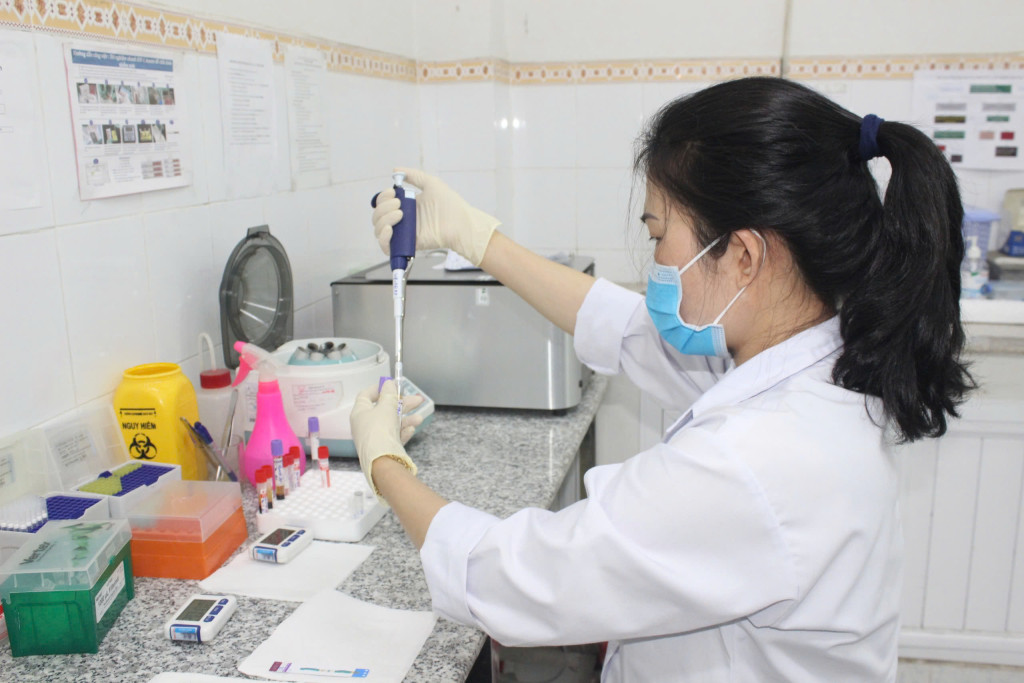 Nhân viên y tế đang tiến hành xét nghiệm HIV (Ảnh: Trung tâm Kiểm soát bệnh tật tỉnh Đồng Nai)