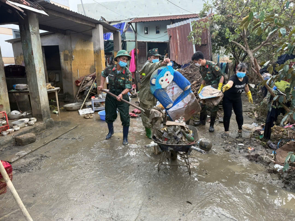 Lữ đoàn 368 triển khai lực lượng tổng dọn vệ sinh các điểm còn tồn đọng rác thải