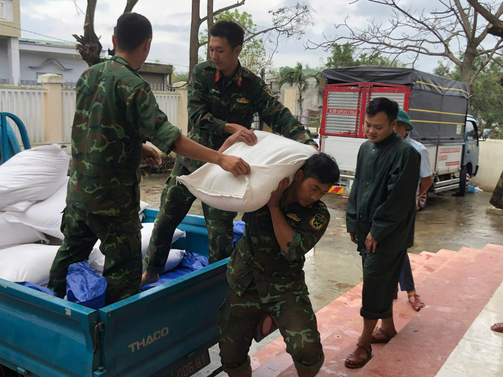 Lữ đoàn 368 triển khai lực lượng vận chuyển và cấp phát gạo hỗ trợ cho các hộ dân bị ảnh hưởng do mưa lũ