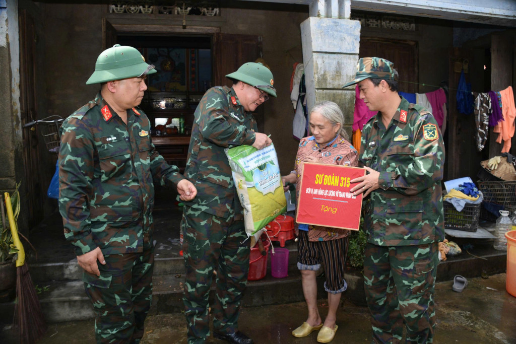 Lãnh đạo Sư đoàn 315 tặng quà quà cho hộ dân bị thiệt hại nặng do mưa lũ 