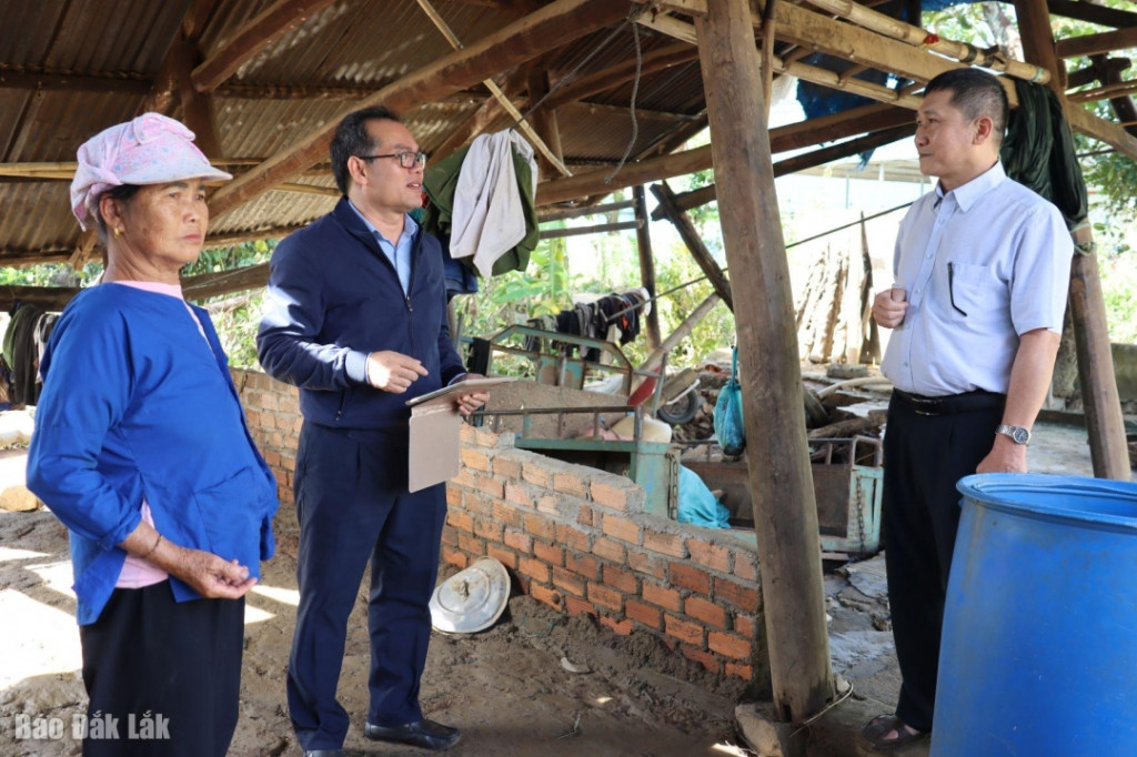 Đoàn công tác của Sở Y tế kiểm tra vệ sinh môi trường sau mưa bão tại buôn M' Liêng, xã Đắk Liêng