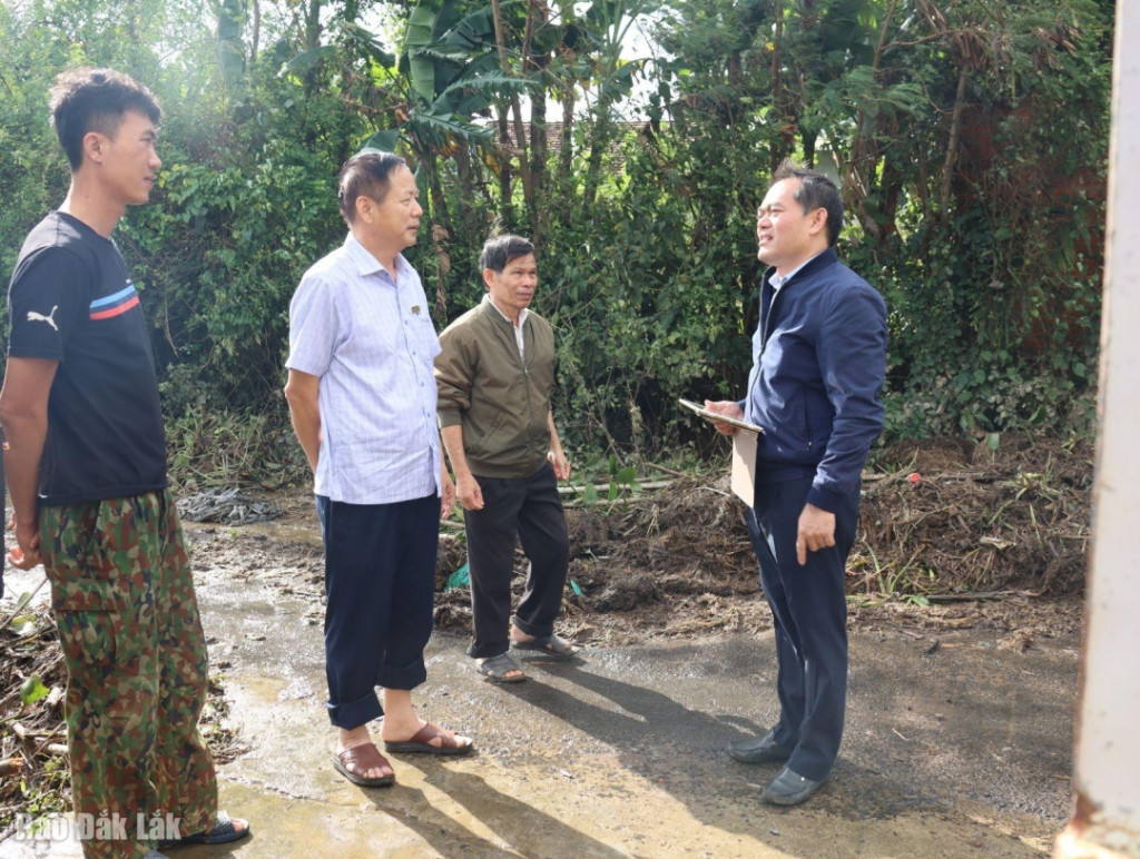 Đoàn công tác của Sở Y tế chỉ đạo công tác vệ sinh môi trường, phòng ngừa dịch bệnh tại xã Dray Bhăng