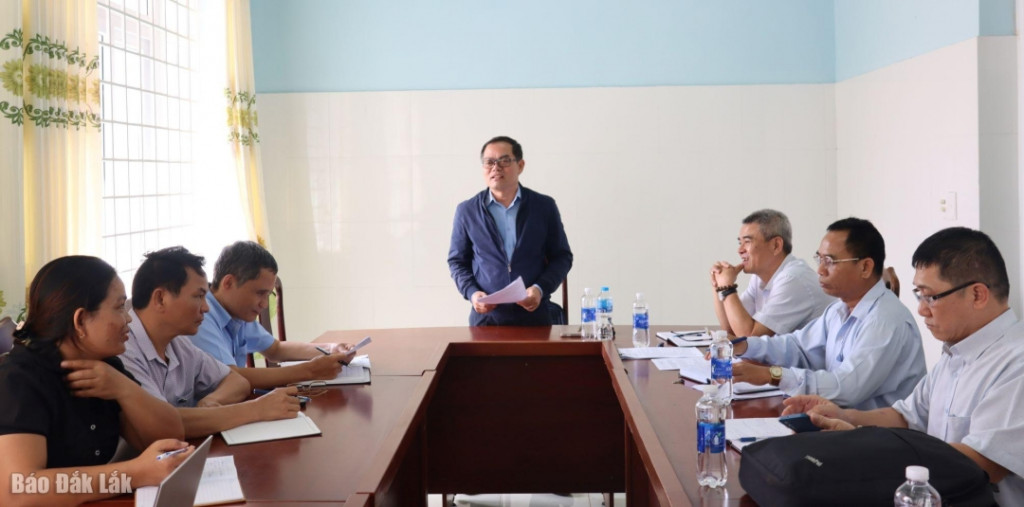 Phó Giám đốc Sở Y tế Nguyễn Hữu Vũ Quang làm việc với Trung tâm Y tế Lắk về công tác phòng chống dịch bệnh hậu bão lũ