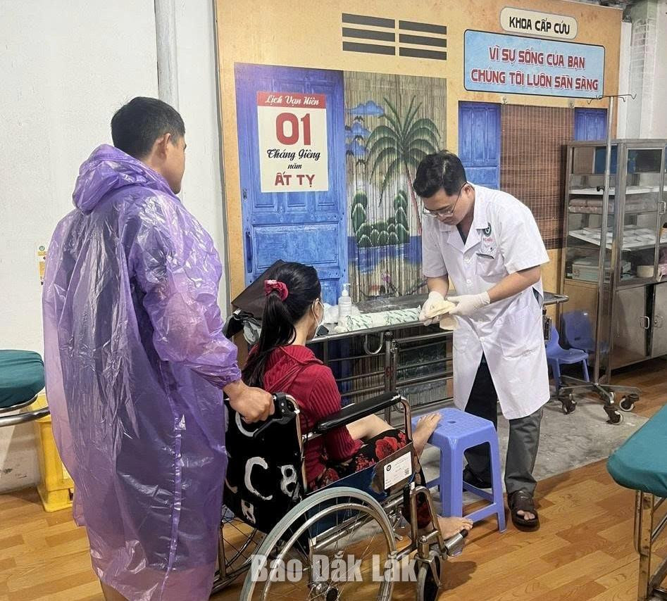 Dù mưa lũ gây nhiều khó khăn, nhân viên y tế Bệnh viện Đa khoa Phú Yên vẫn nỗ lực duy trì chăm sóc và điều trị cho người bệnh