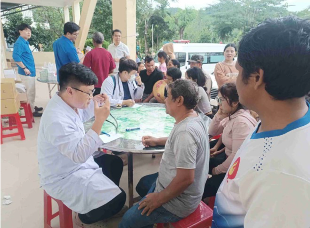Các bác sĩ thăm khám cho người dân (Ảnh: Sở Y tế TP. Hồ Chí Minh)