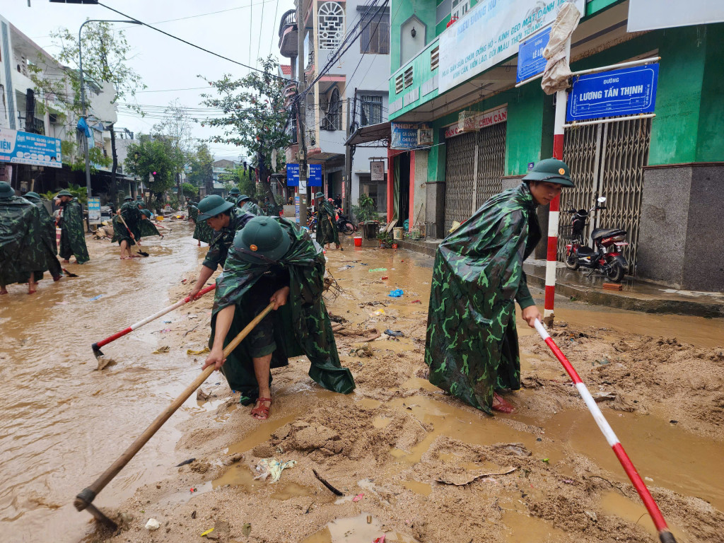 Bộ đội giúp dân khắc phục hậu quả mưa lũ vừa qua tại Đắk Lắk