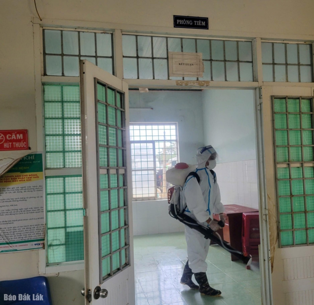 Ngành y tế khử khuẩn các trung tâm y tế bị ngập lụt do mưa bão