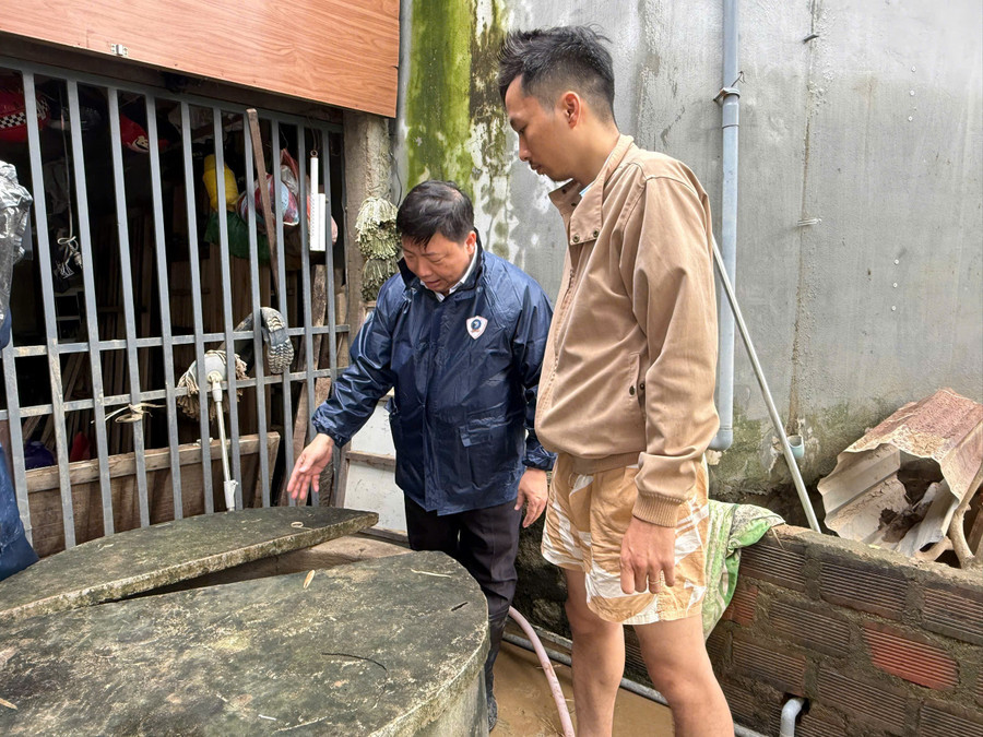 PGS.TS.BSCKII Nguyễn Vũ Trung (trái) giám sát dịch tễ, đánh giá nguy cơ dịch bệnh tại phường Quy Nhơn Bắc (Ảnh: Thảo Khuy)