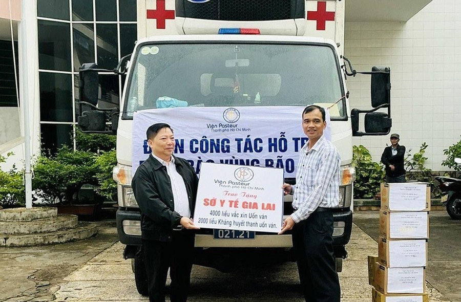 Viện Pasteur TP Hồ Chí Minh tặng 4.000 liều vắc xin VAT và 2.000 liều huyết thanh SAT cho Sở Y tế tỉnh Gia Lai (Ảnh: Bộ Y tế)