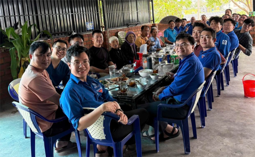Đoàn đã mời bà con đi khám bệnh dùng bữa cơm trưa trong không khí ấm áp nghĩa tình (Ảnh: Sở Y tế TP. Hồ Chí Minh)