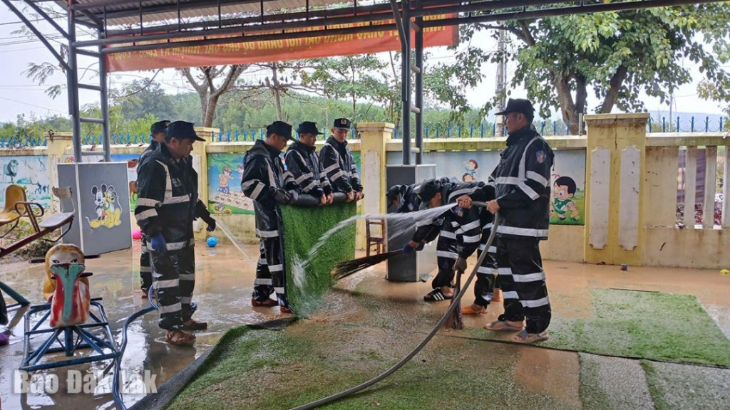 Các chiến sĩ công an hỗ trợ dọn dẹp tại Trường Mầm non Sơn Giang (xã Đức Bình)
