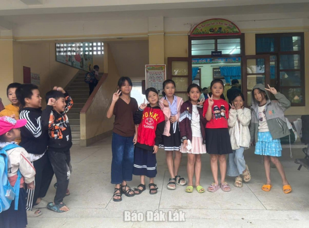 Học sinh Trường Tiểu học Đồng Khởi vui tươi trở lại lớp (Ảnh: Phương Văn Lành)
