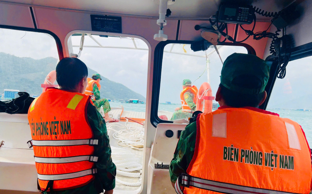 Cán bộ, chiến sĩ Đồn Biên phòng cửa khẩu cảng Vũng Rô yêu cầu ngư dân khẩn trương đưa tàu thuyền vào nơi neo đậu an toàn