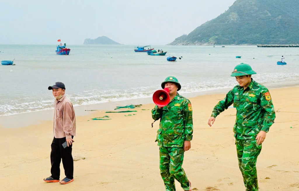 Cán bộ, chiến sĩ Đồn Biên phòng cửa khẩu cảng Vũng Rô chủ động tuyên truyền, vận động người dân phòng tránh bão số 15