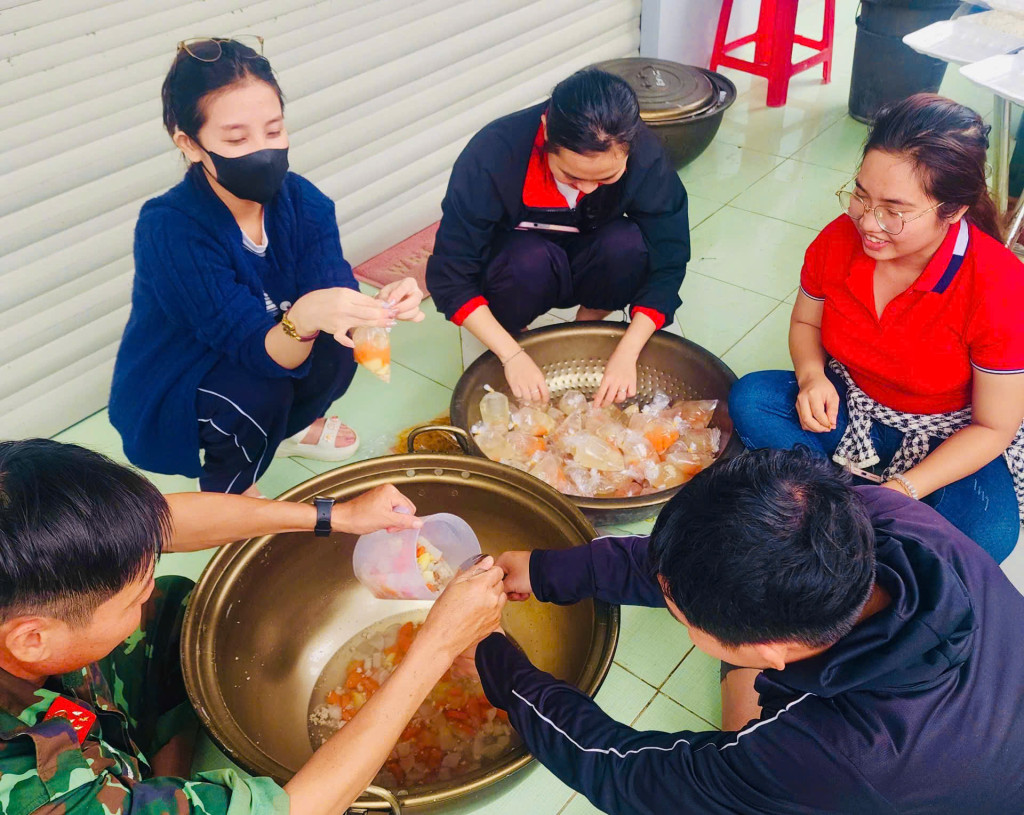 Sự phối hợp nhịp nhàng giữa bộ đội và tổ chức đoàn thể đã biến chiếc xe bếp thành điểm tựa ấm áp cho bà con vùng lũ