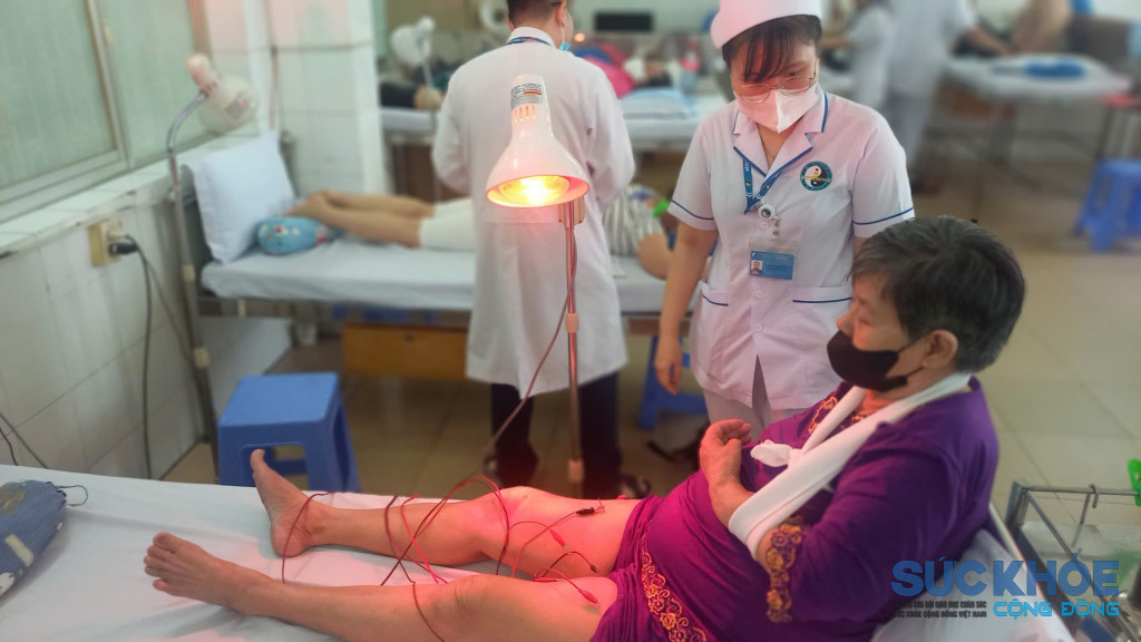 Nhân viên y tế đang tích cực hỗ trợ chăm sóc sức khỏe cho bệnh nhân (Ảnh: Trương Quang)