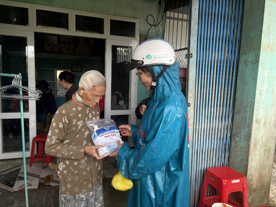 Cán bộ y tế cấp phát thuốc cho người dân tại các khu vực chịu ảnh hưởng nặng nề bởi mưa lũ (Ảnh: ĐVCC)