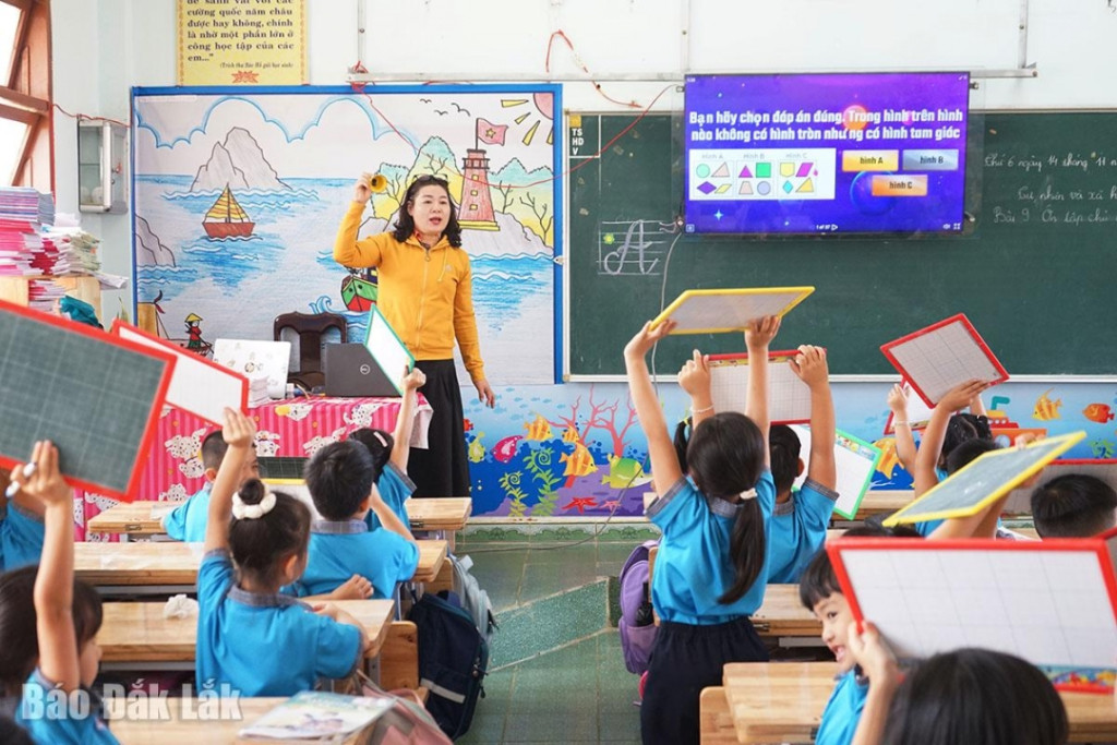 Cô Thái Thị Hòa Bình, giáo viên Trường Tiểu học Kim Đồng ứng dụng công nghệ số trong bài giảng
