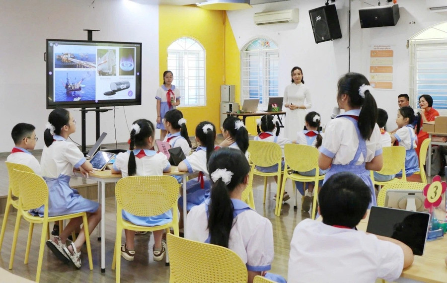Giáo dục trí tuệ nhân tạo có vai trò cốt yếu giúp học sinh phát triển khả năng tiếp nhận, mở rộng tri thức và sáng tạo trong thế giới số hóa (Ảnh minh họa: VGP)
