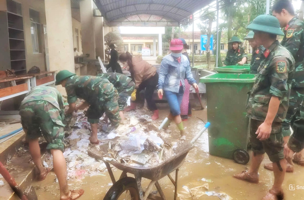 Cán bộ, chiến sĩ Lữ đoàn Thông tin 575 tham gia vệ sinh tại Trường Tiểu học Đỗ Như Dạy