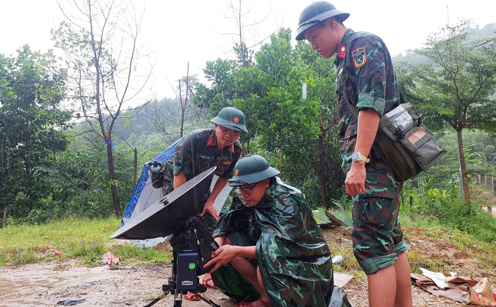 Cán bộ, chiến sĩ Lữ đoàn Thông tin 575 dầm mưa, nối thông tin liên lạc tại các địa bàn cô lập