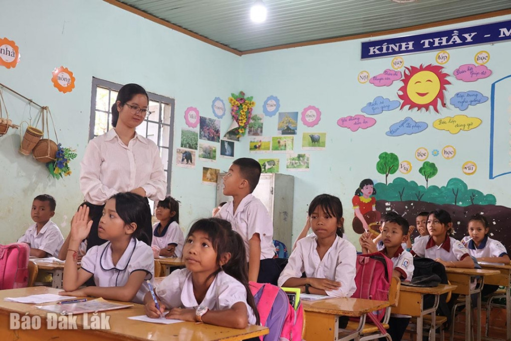 Giờ học chính khóa của cô và trò Trường Tiểu học Võ Thị Sáu (xã Ea Tul, tỉnh Đắk Lắk)