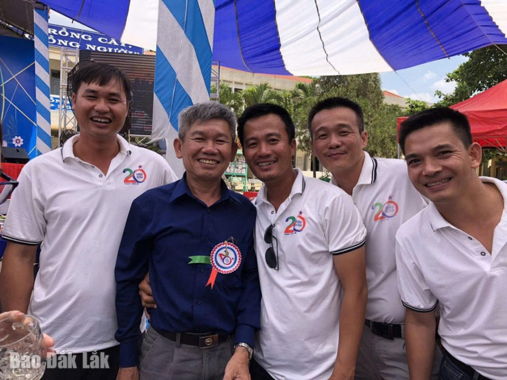 Thầy Phạm Xuân Vinh và cựu học sinh Trường THPT số 1 Lê Hồng Phong (xã Ea Phê, tỉnh Đắk Lắk) trong ngày hội khóa
