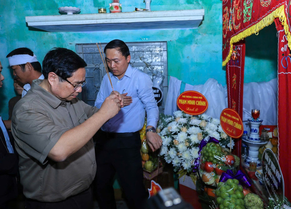 Thủ tướng Phạm Minh Chính thắp hương tưởng nhớ người đã khuất trong đợt mưa lũ lịch sử