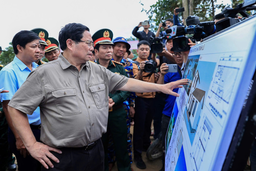Thủ tướng Phạm Minh Chính nghe báo cáo về thiết kế nhà chống lũ