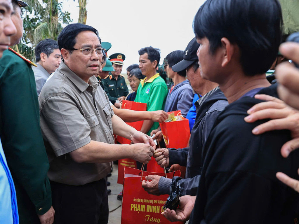 Thủ tướng Phạm Minh Chính động viên, tặng quà hỗ trợ bà con Nhân dân thôn Phú Hữu