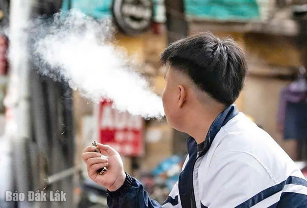 Lứa tuổi vị thành niên hút thuốc lá điện tử thường xuyên sẽ tổn hại đến sức khỏe (Ảnh: Bảo Trọng)