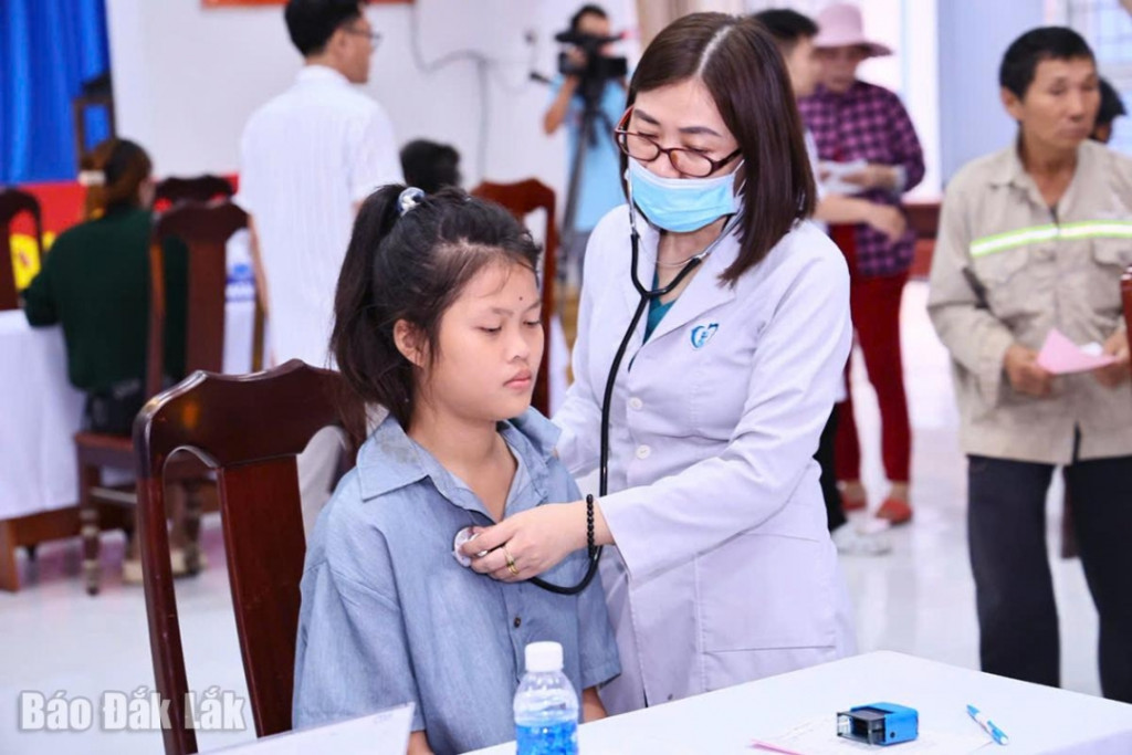 Đoàn y, bác sĩ tỉnh Đồng Nai kiểm tra sức khỏe cho trẻ em xã Sơn Thành, tỉnh Đắk Lắk (Ảnh: C. Nghĩa)