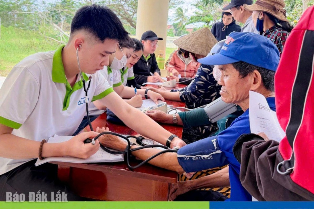 Bác sĩ Bệnh viện Âu Cơ khám bệnh cho người dân chịu ảnh hưởng do bão lũ (Ảnh: bệnh viện cung cấp)