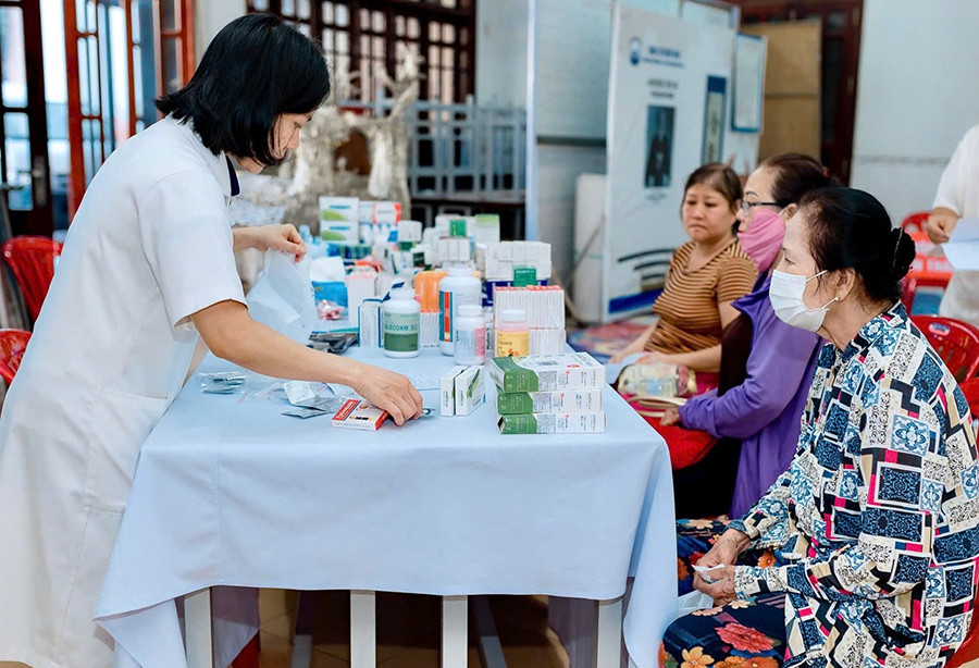 Bác sĩ phát thuốc đến tận tay người dân (Ảnh: Trung tâm Kiểm soát bệnh tật tỉnh Đồng Nai)