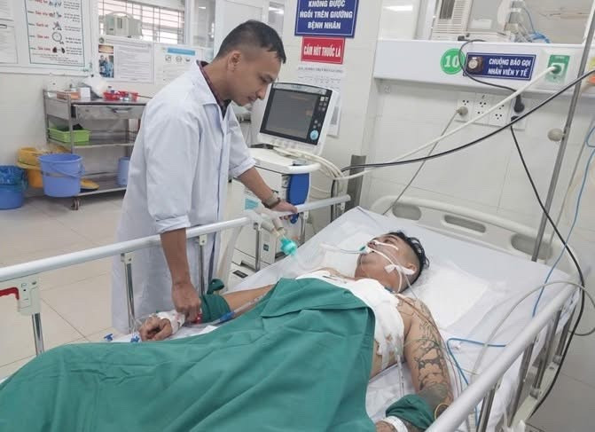 Bác sĩ thăm khám cho bệnh nhân N.T.H. sau phẫu thuật (Ảnh: ĐVCC)