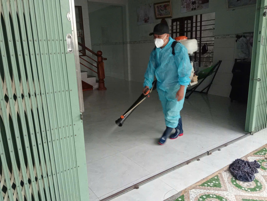 Cán bộ y tế phun hóa chất phòng, chống sốt xuất huyết (Ảnh: Trung tâm Kiểm soát bệnh tật tỉnh Gia Lai)