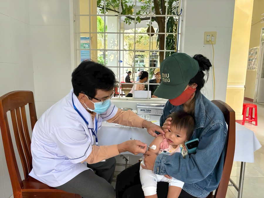 Tăng cường công tác tiêm chủng mở rộng theo hướng dẫn của Bộ Y tế, bảo đảm an toàn và đúng đối tượng là biện pháp hiệu quả trong phòng ngừa dịch bệnh (Ảnh: Trung tâm Kiểm soát bệnh tật tỉnh Gia Lai)