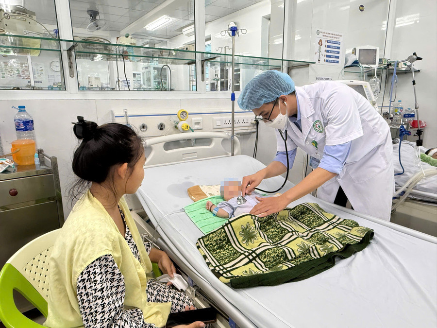 Bệnh nhi được chăm sóc, điều trị tại Bệnh viện Đa khoa Trung tâm tỉnh Gia Lai (Ảnh: Thảo Khuy)