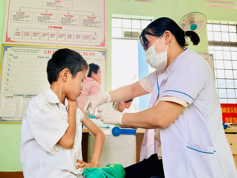 Số vắc xin, huyết thanh phòng bệnh dại được cấp sẽ ưu tiên điều trị dự phòng miễn phí cho nhân viên thú y, y tế, người tham gia công tác phòng, chống bệnh dại, trẻ dưới 6 tuổi trong vùng dịch, người nghèo các xã thuộc khu vực II, III, người có công với cách mạng (Ảnh: Như Nguyện)