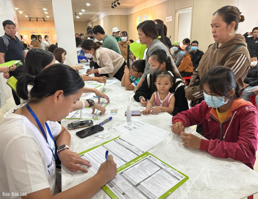 Người dân đăng ký khám và phẫu thuật cho trẻ em bị dị tật môi, vòm miệng