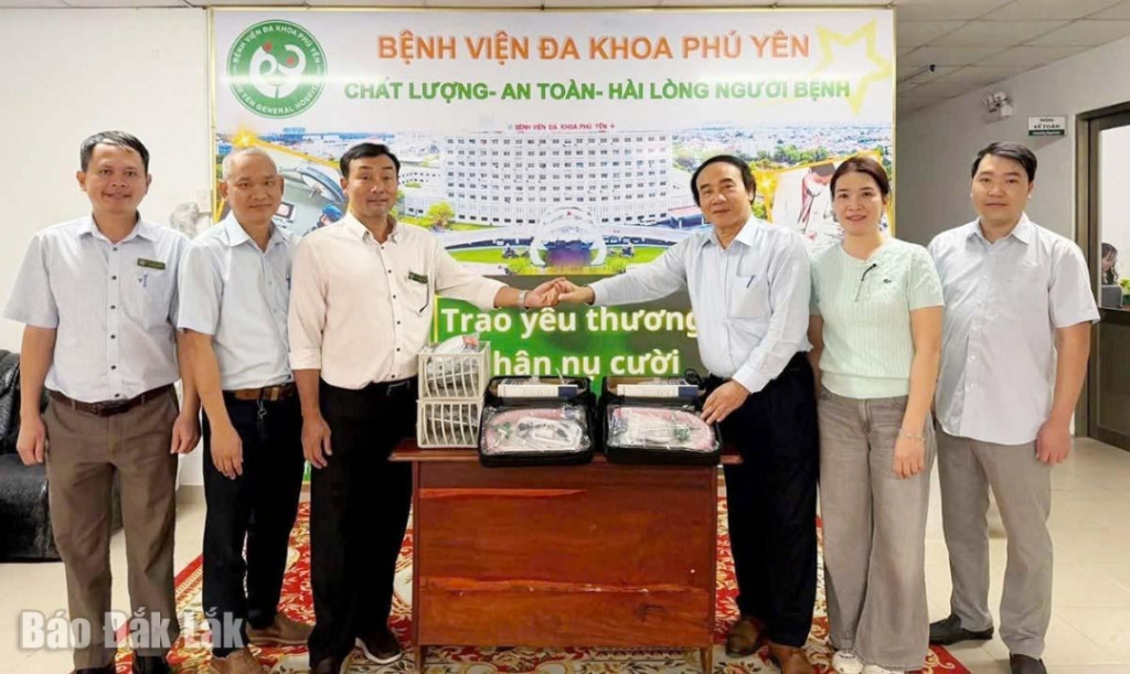 Bác sĩ Nguyễn Văn Chi (thứ 3 từ phải qua) thay mặt đoàn công tác Bệnh viện Bạch Mai trao quà hỗ trợ cho Bệnh viện Đa khoa Phú Yên