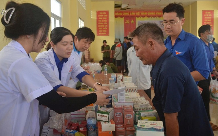 Các y bác sĩ tận tình tư vấn và cấp phát thuốc cho người dân