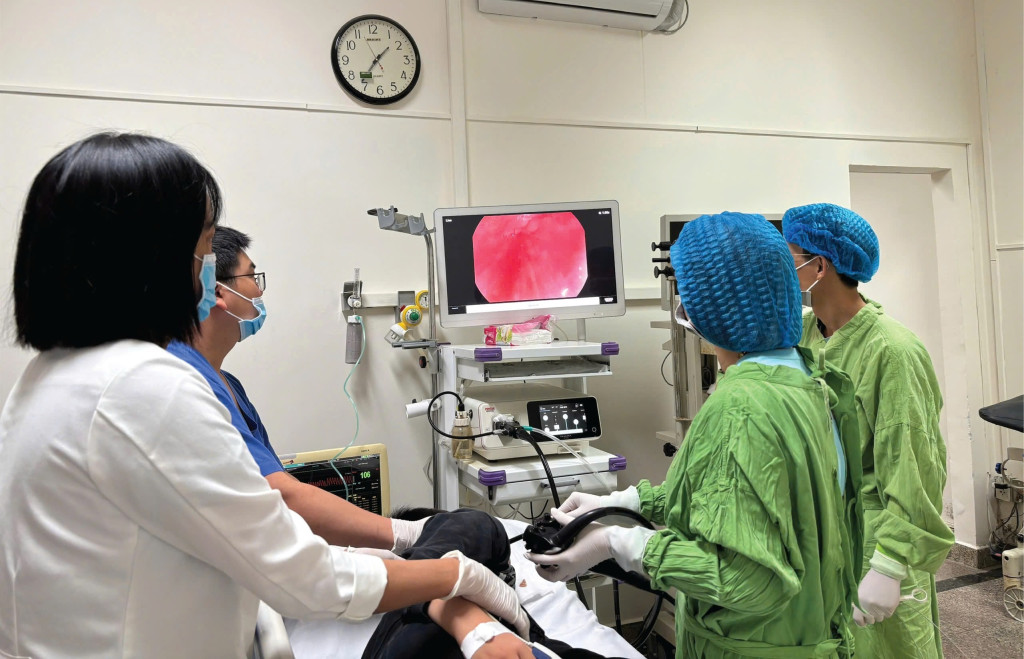 Ê-kíp y bác sĩ Bệnh viện Đại học Y Dược Hoàng Anh Gia Lai “truy tìm” thành công di vật nguy hiểm trong đường tiêu hóa