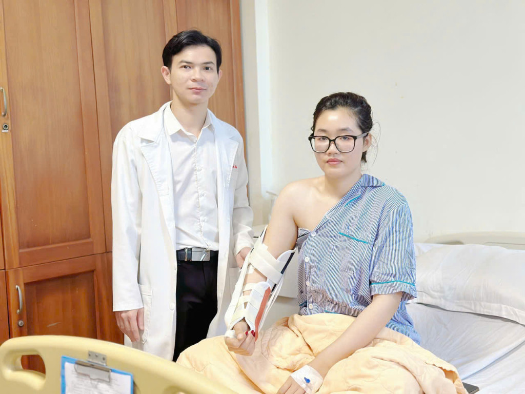 Hiện tại, bệnh nhân hồi phục tốt, tình trạng đau giảm rõ, cánh tay thẳng hơn, vận động dần được cải thiện theo phác đồ phục hồi chức năng