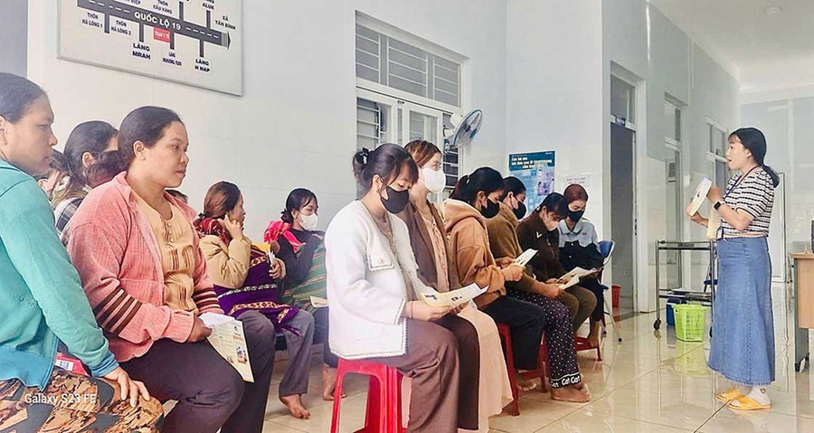 Cán bộ dân số hướng dẫn phụ nữ sử dụng các biện pháp phòng tránh thai trong chiến dịch Chăm sóc sức khỏe sinh sản, kế hoạch hóa gia đình tại xã KDang thuộc địa bàn Trung tâm Y tế Đak Đoa