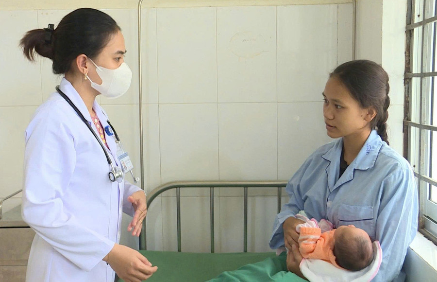 Nhân viên y tế phổ biến kiến thức chăm sóc trẻ sơ sinh tại Khoa Chăm sóc sức khỏe sinh sản và phụ sản (Trung tâm Y tế Vĩnh Thạnh) (Ảnh: Phi Long)